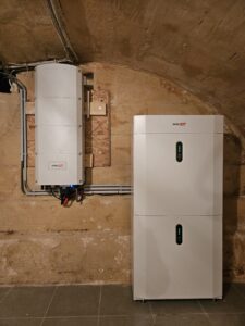 Twee SolarEdge Home Battery 48V thuisbatterijen en de SolarEdge Home Hub 10kW