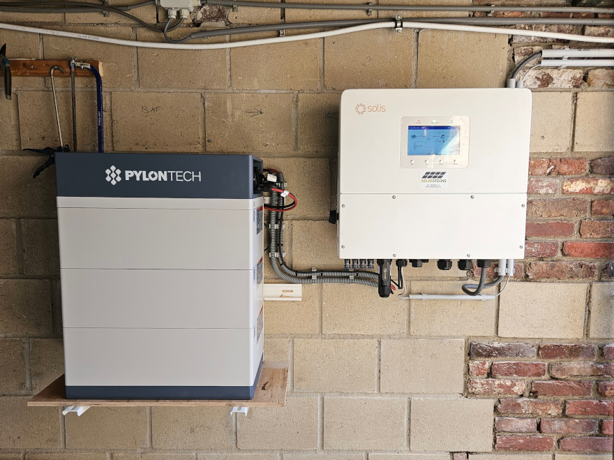 Pylontech thuisbatterij met Solis hybride omvormer bij de Koninklijke Harmonie van Heer (Maastricht).